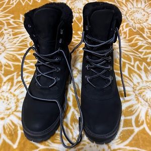 Timberland Teddy Fleece
Luxe Boots size 9.5